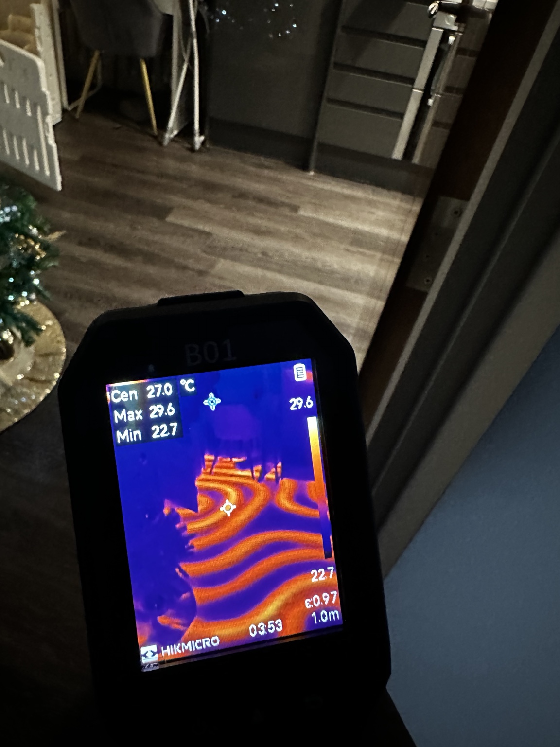 Thermal-camera display showing underfloor-heating pipe routes beneath the floor