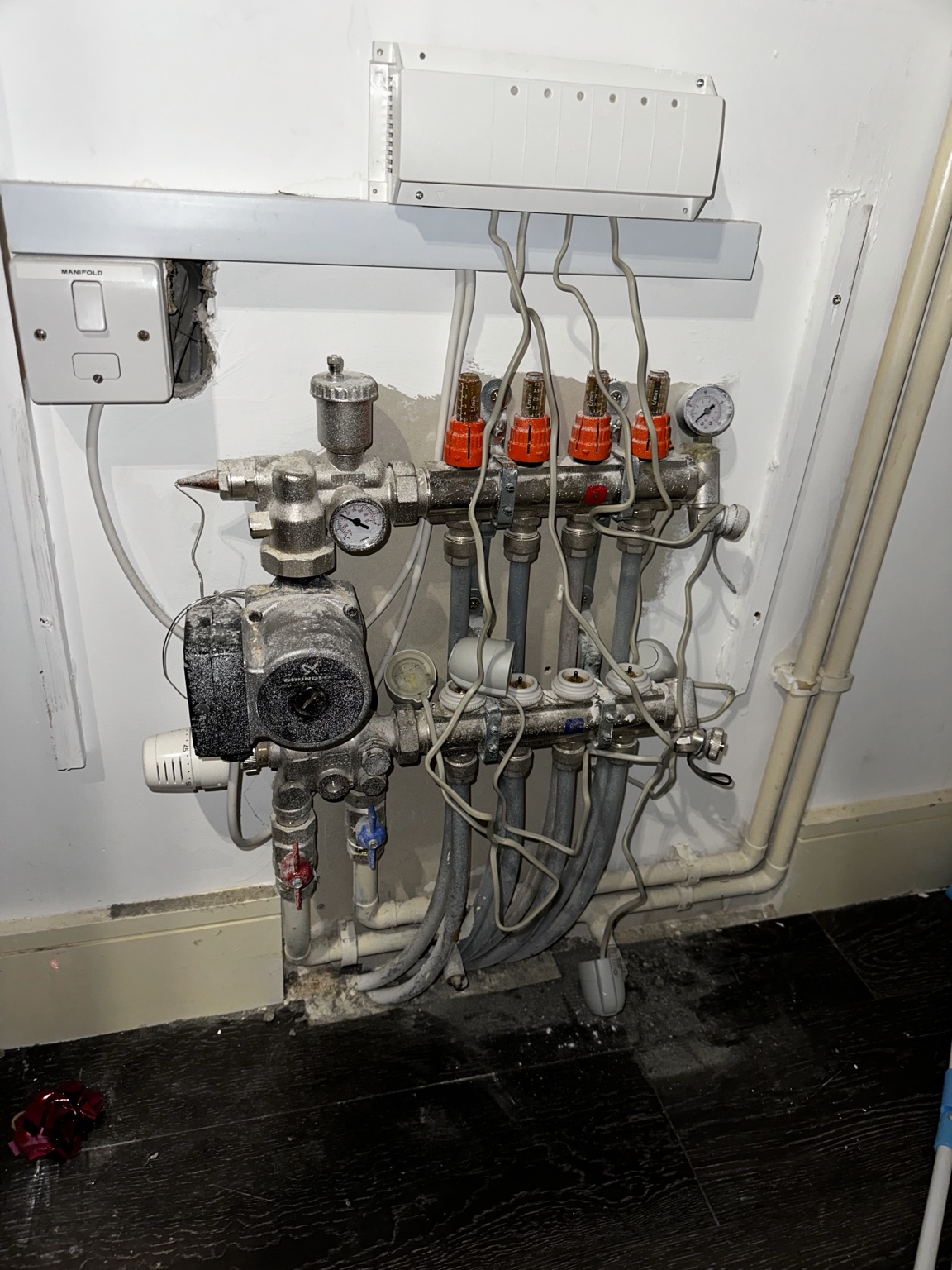 Underfloor-heating manifold with original pump and actuators before repair