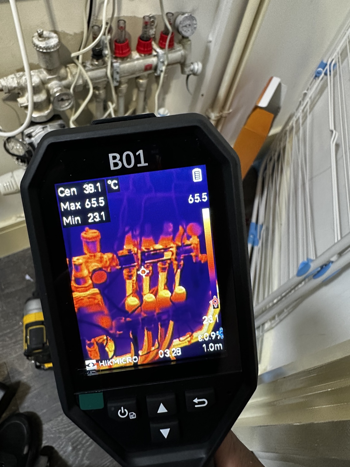 Thermal camera displaying heat patterns across the underfloor-heating manifold