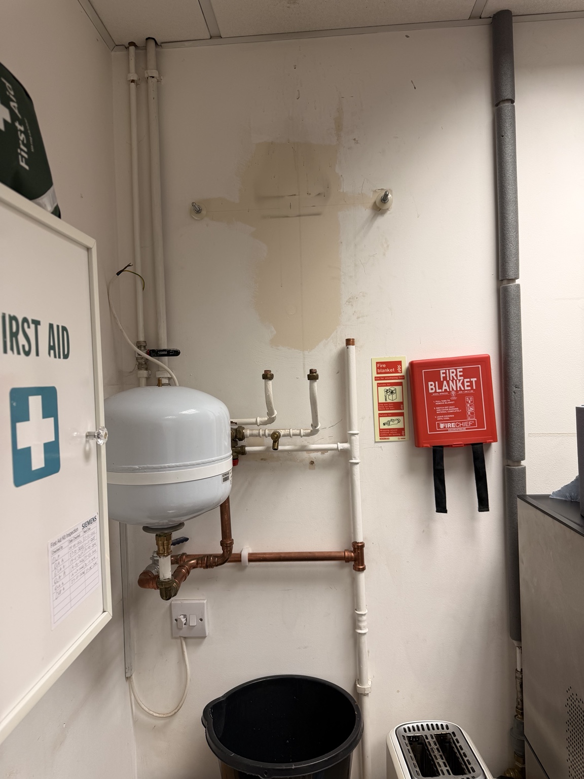 Water-heater position and pipework during replacement